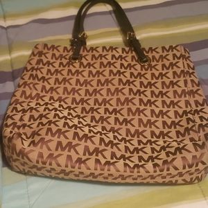 Used in a good shape Michael korse large bag